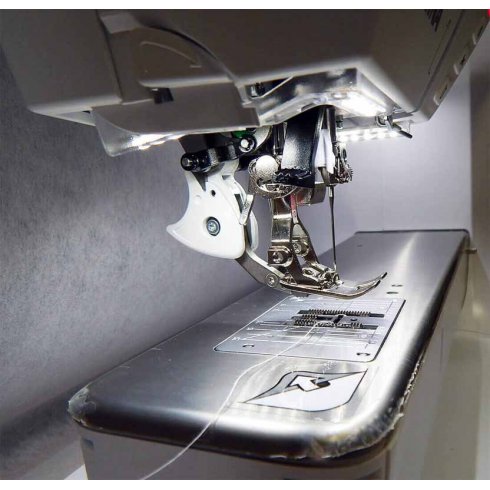 Швейно-вышивальная машина Bernina 770 с вышивальным блоком