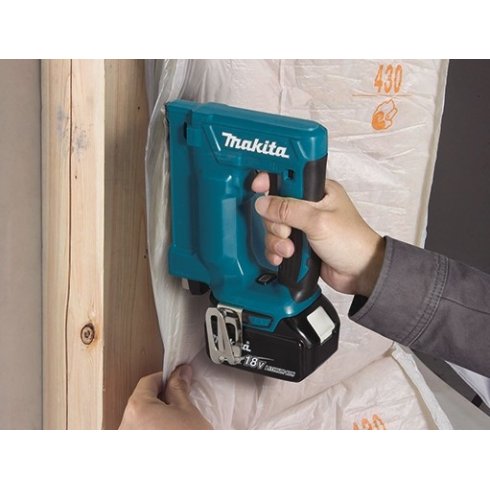Степлер аккумуляторный Makita DST112Z