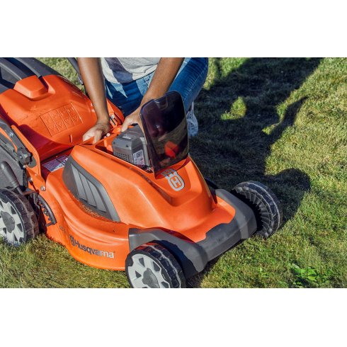 Газонокосилка аккумуляторная Husqvarna LC 141i KIT (+зарядное QC80, акб Bli20)