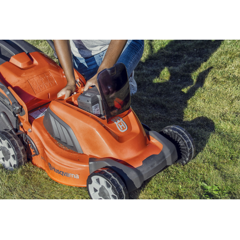 Газонокосилка аккумуляторная Husqvarna LC 141iV KIT (+зарядное QC80, акб Bli20)