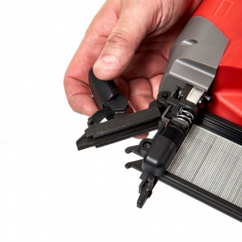 Гвоздезабивной пистолет Milwaukee M18 CN18GS-0X FUEL