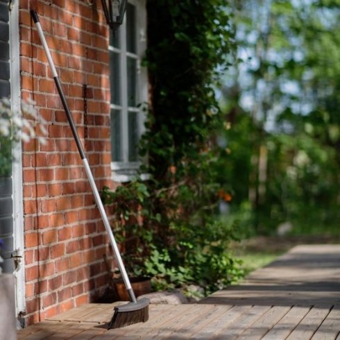 Метла облегченная Fiskars (1025927)