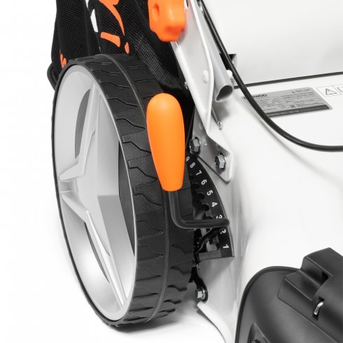 Бензиновая газонокосилка Daewoo L 50SPB с высокой производительностью для сложных участков