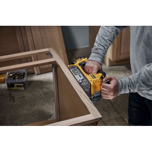 Шлифмашина ленточная аккумуляторная DeWalt DCW220N