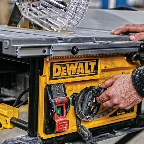 Распиловочный станок DeWalt DWE7492-A9