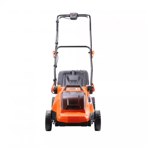 Газонокосилка Patriot CM 430 в работе на участке