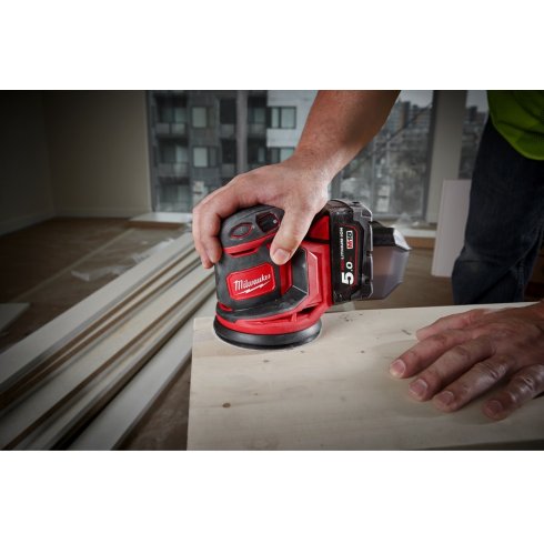 Аккумуляторная шлифмашина Milwaukee M18 BOS125-502B + M18 ABL-0