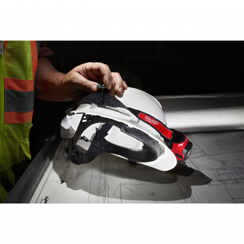 Фонарь аккумуляторный налобный Milwaukee L4 HL-301