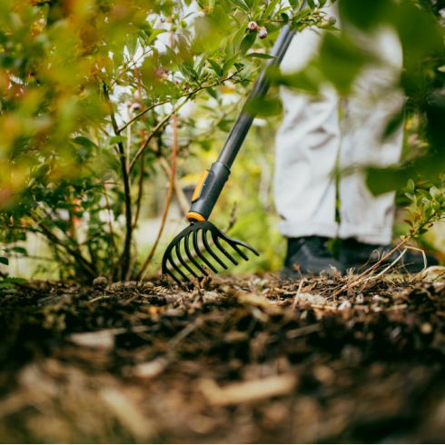 Грабли для уборки клумб Fiskars OneClick (1080676)