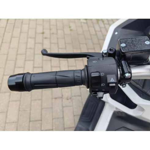Максискутер SPRMOTORS TRAVEL MAX 180 EFI (белый)